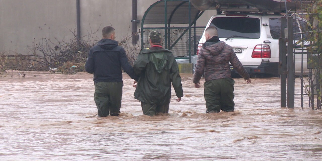 Boszniában taposóaknákat sodort lakott területekre az árvíz