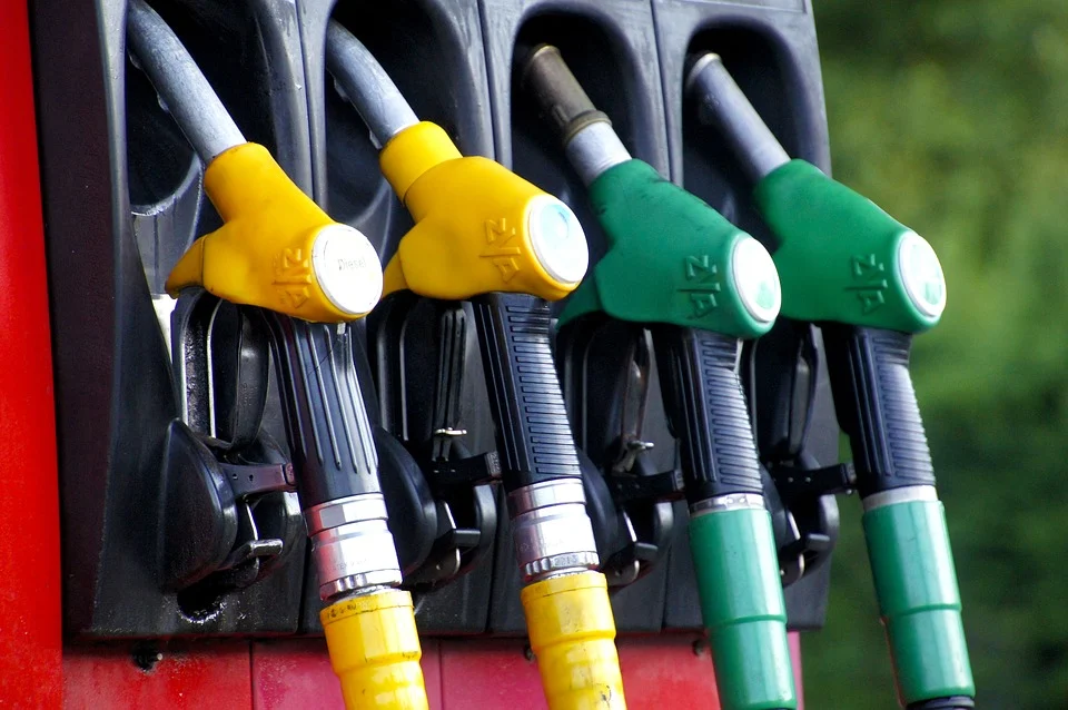 A dízel és a benzin is ugyanannyival lett olcsóbb