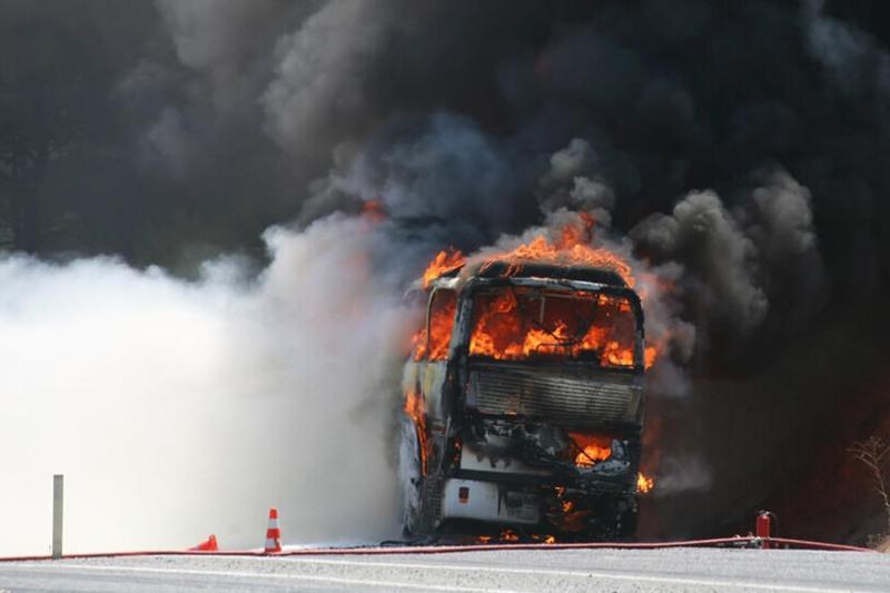 Legkevesebb negyvenöten, köztük gyerekek is meghaltak a bulgáriai buszbalesetben