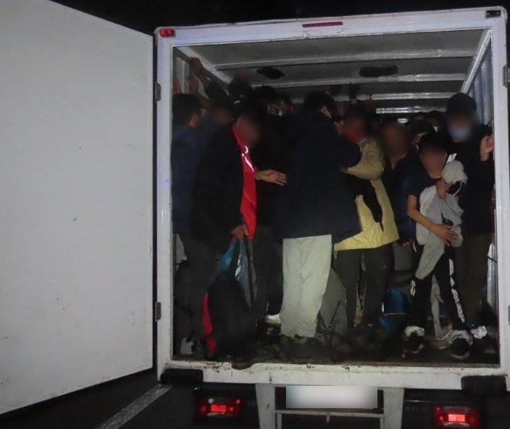 A balkáni útvonalon tevékenykedő embercsempész bandát számoltak fel