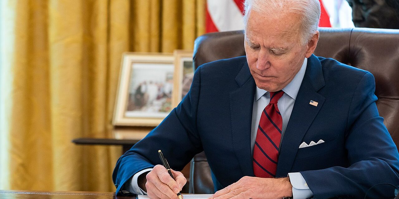 Több tucat amerikai tagállam perelte be a Biden-kormányt az oltási kötelezettség miatt
