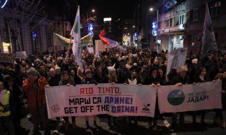 Hatalmas tömeg vonult utcára szerdán este Belgrádban