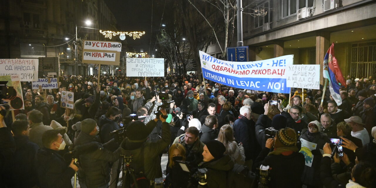 Tüntetés Vučić hivatala előtt: Nem adjuk oda a földünket!