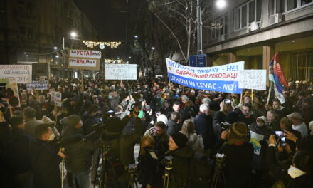 Tüntetés Vučić hivatala előtt: Nem adjuk oda a földünket!