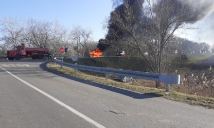 Ütközés után kigyulladt egy autó Magyarkanizsa közelében