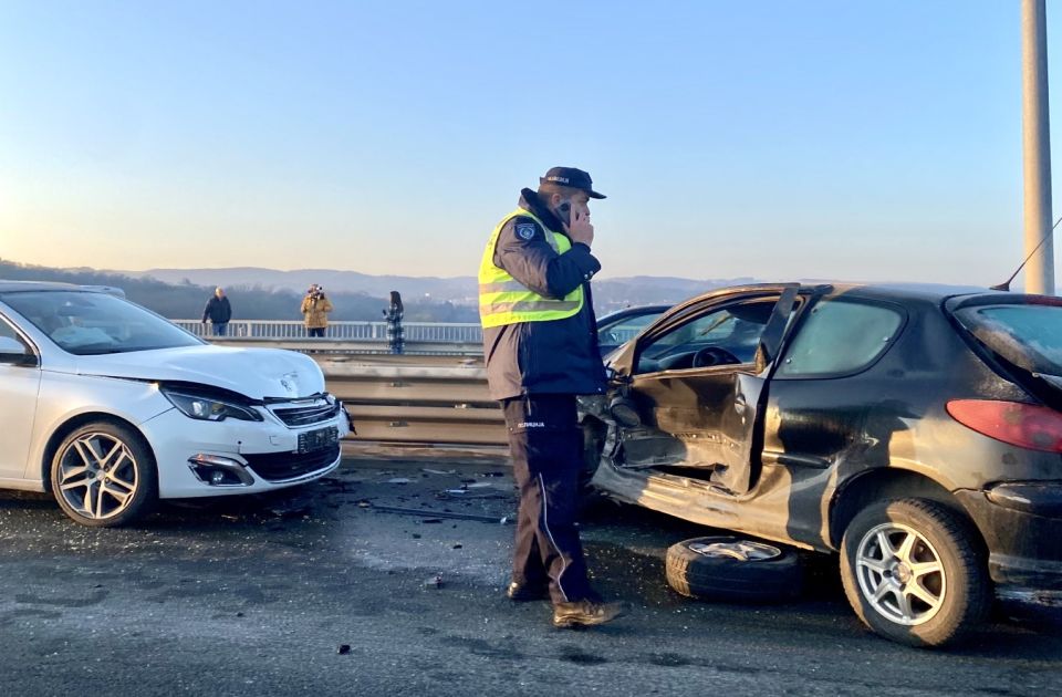 Egymásba rohant három autó az újvidéki Szabadság hídon