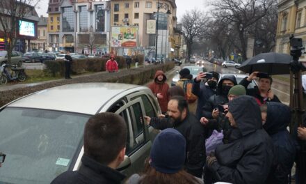 Pravoszláv pap veszekedett a tüntetőkkel Szabadkán (Videó)