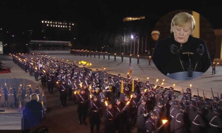 <span class="entry-title-primary">Slágerekkel búcsúztatták Muttit a katonák</span> <span class="entry-subtitle">A Merkel előtt tisztelgő ünnepség visszafogott és méltóságteljes volt</span>