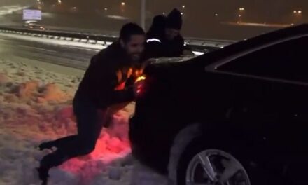 Momirović kijelentette, hogy járhatóak az utak, majd egy eladkadt autót tolt a hóban