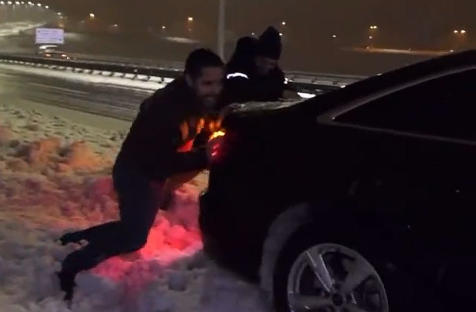 Momirović kijelentette, hogy járhatóak az utak, majd egy eladkadt autót tolt a hóban