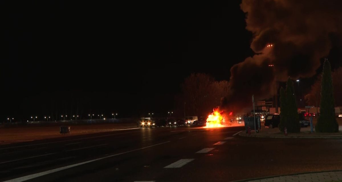 Kigyulladt egy autó a Horgos-Röszke határátkelőnél