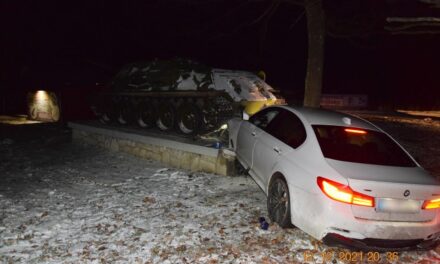 Szovjet tankkal ütközött egy BMW (Fotók)