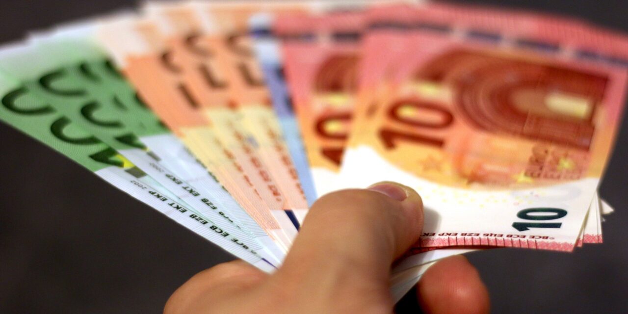 Tízezer eurót talált a nyugdíjas, leadta a rendőrségen