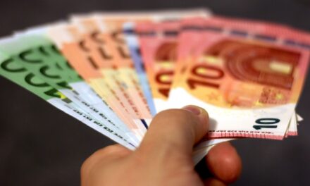 Tízezer eurót talált a nyugdíjas, leadta a rendőrségen