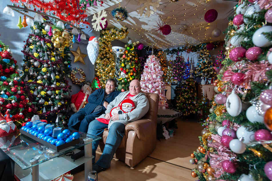 Világrekordot állított fel egy német férfi 444 karácsonyfával a lakásában