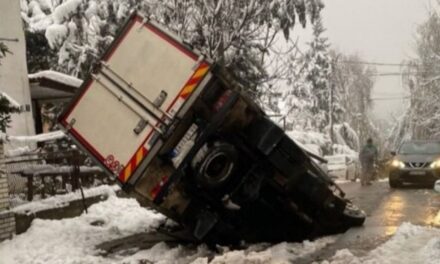 Beszakadt az aszfalt egy teherautó alatt Belgrádban