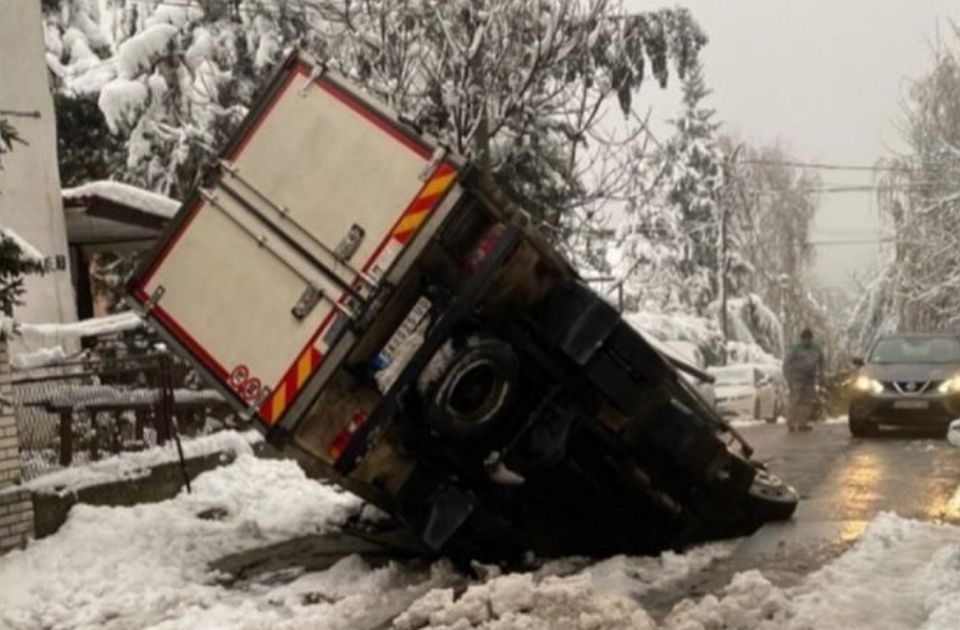 Beszakadt az aszfalt egy teherautó alatt Belgrádban