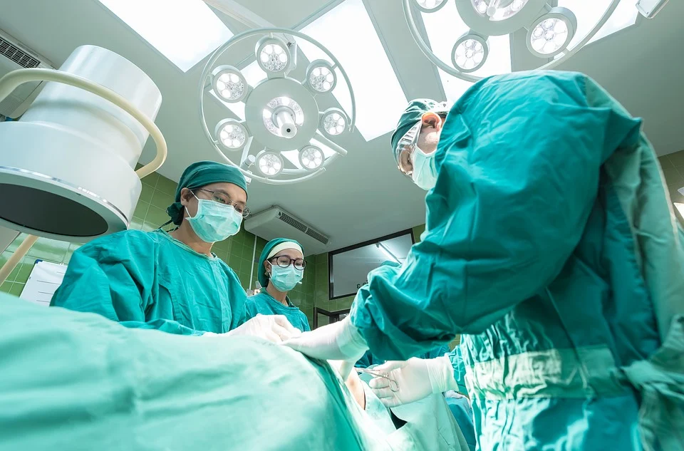 Az egészséges lábat amputálta a sebész, 2700 euróra bírságolták