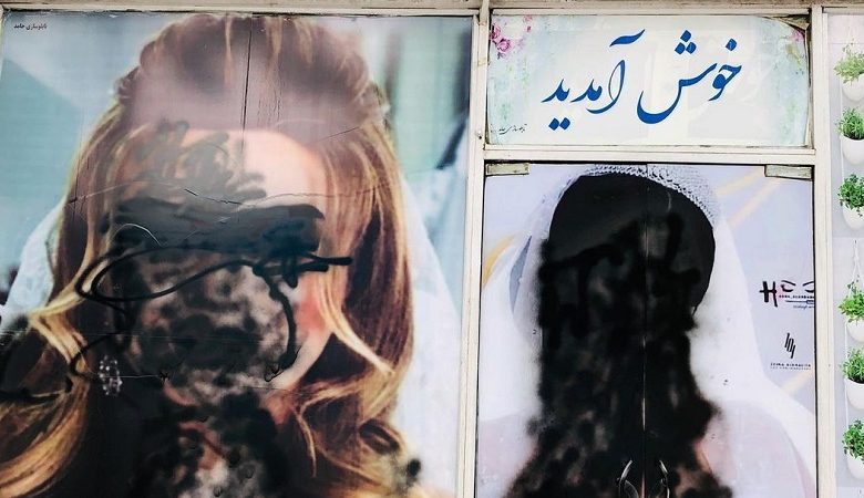 A tálibok elkezdték eltávolítani a nőket ábrázoló képeket a plakátokról és kirakatokból