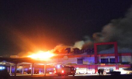 Kilenc tűzoltóautóval fékezték meg a lángokat az újvidéki hipermarketben