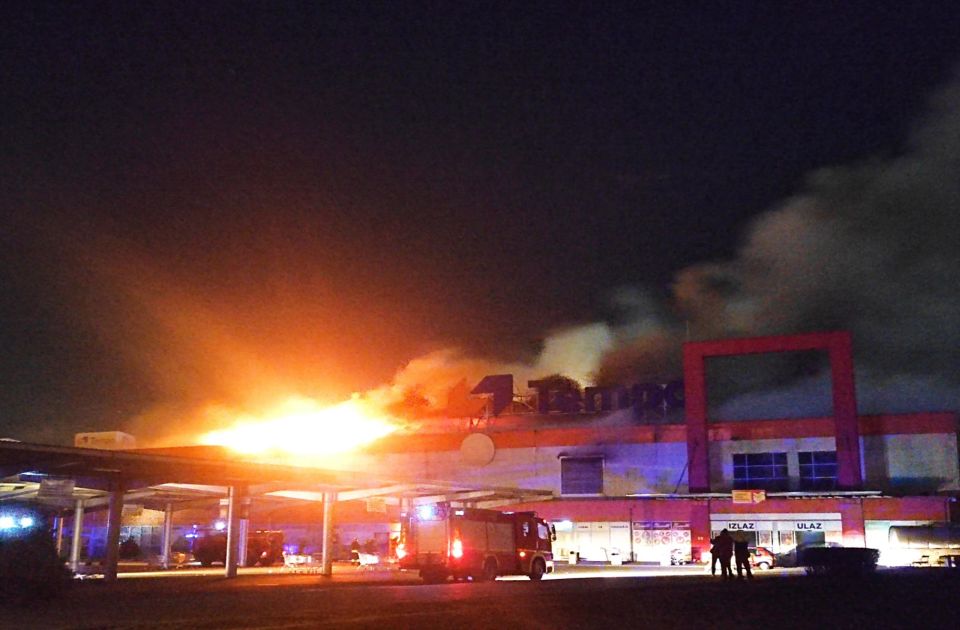 Kilenc tűzoltóautóval fékezték meg a lángokat az újvidéki hipermarketben