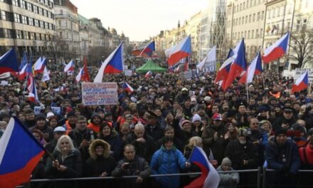 Több ezren tüntettek a kötelező oltás ellen Prágában