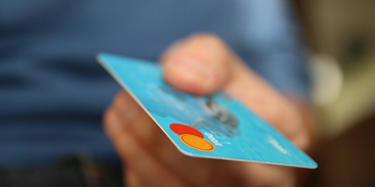 Az automatában felejtette a bankkártyáját egy férfi, egy másik elköltött róla 10.000 dinárt