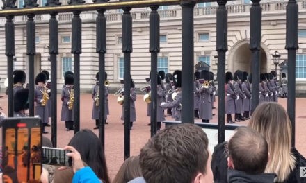 A Buckingham-palota díszőrsége Meat Loaf-dallal emlékezett a nemrég elhunyt énekesre (Videó)