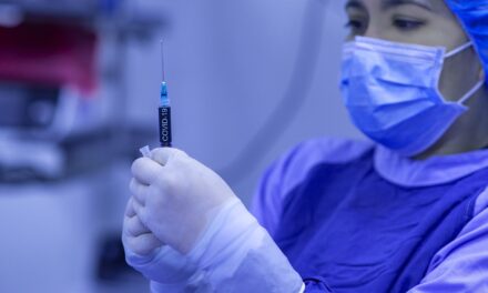 A koronavírus elleni kötelező védőoltásról vitázik a német parlament