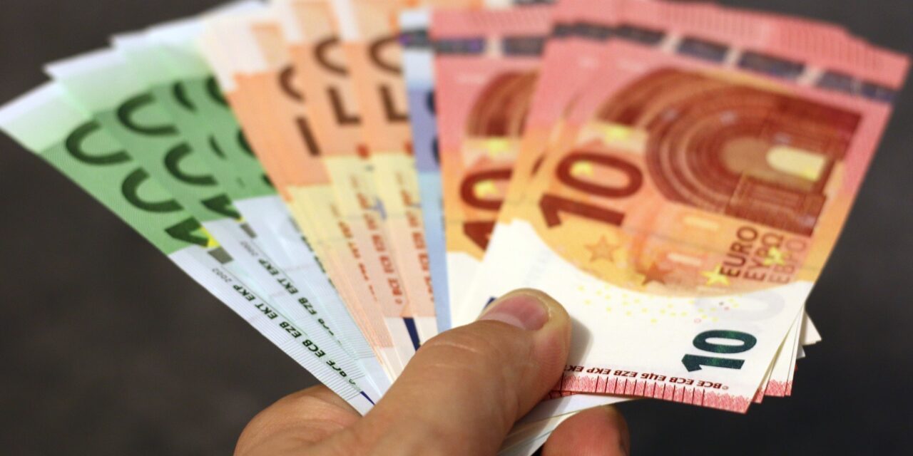 Egy vállalkozó 1000 eurót fizet minden munkásának, aki gyermeket vállal