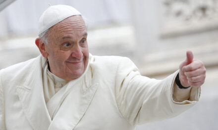 Tabukat döntöget: Tévéshowban szerepelt Ferenc pápa
