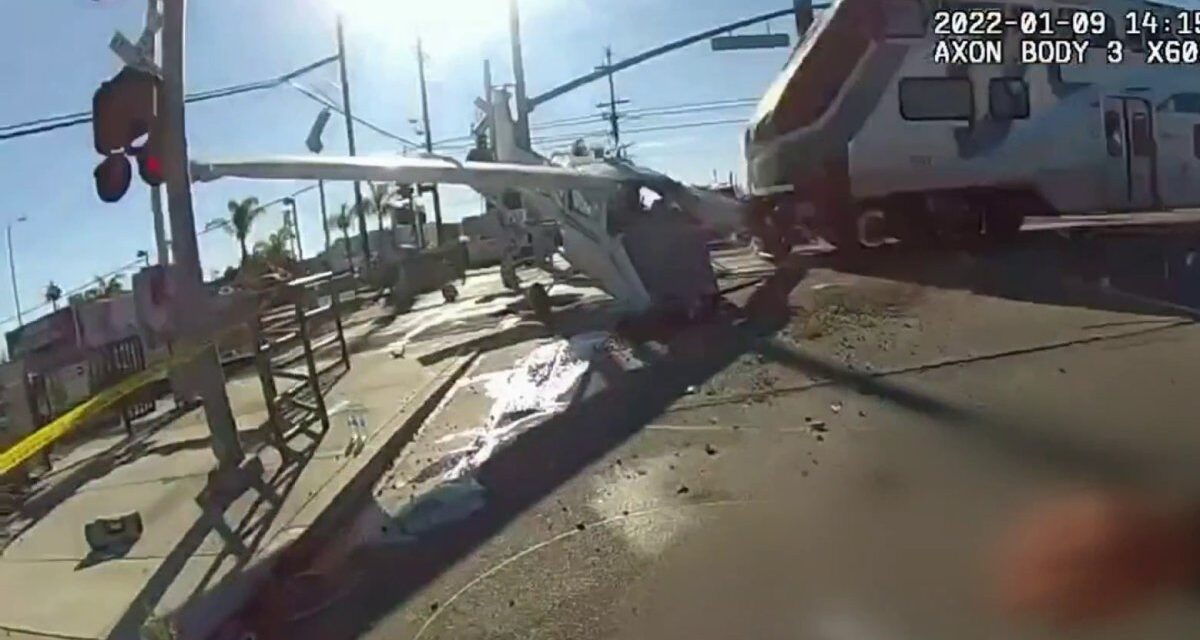 Az utolsó pillanatban mentették ki a vasúti sínekre zuhant repülőgép pilótáját (videó)