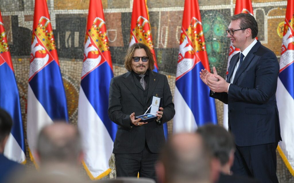 Mit ígért Vučić Johnny Deppnek?