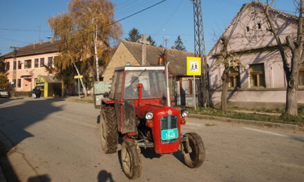 A traktoristákat és munkagépek vezetőit is felszólították a közlekedési szabályok betartására