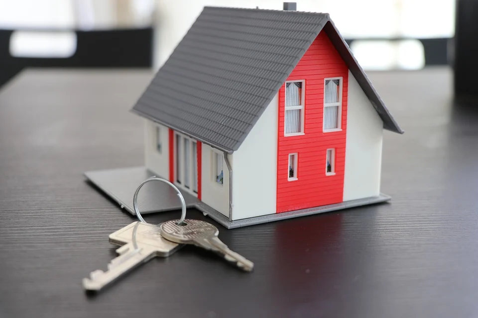 A tulajdonosok túlértékelik az ingatlanjaikat, ezért csökken az eladás