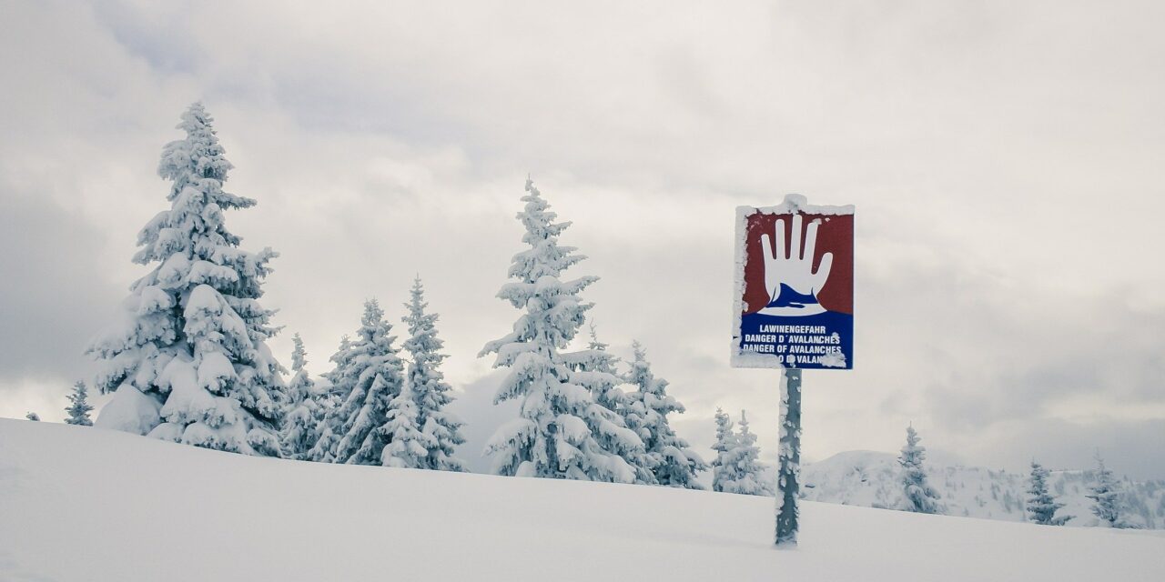 Tíz embert sodort el egy lavina Ausztriában, eddig csak egy került elő élve