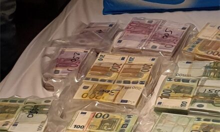 Ötmillió eurót, rengeteg kokaint és fegyvert találtak egy szerb férfinél az amszterdami rendőrök (Fotók)