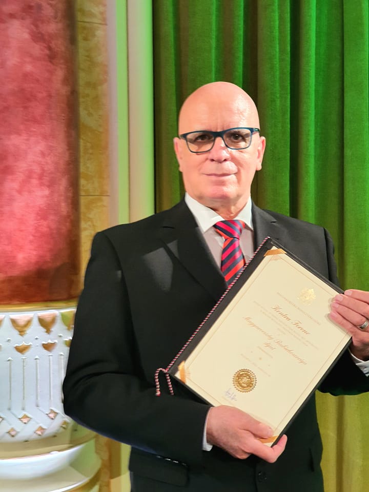 Kontra Ferenc a Magyarország Babérkoszorú díjjal (Fotó: Facebook)