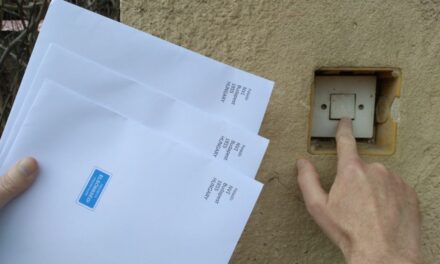 Kinek adta át a Szerbiai Posta a magyarországi választási levélcsomagokat?