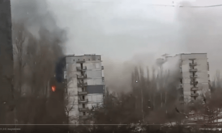 Az orosz tüzérség lakóházakat lő Mariupolban (Videó)