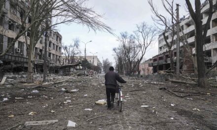 Mariupolban az emberek kezdenek éhenhalni és kiszáradni