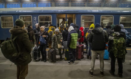 Ingyen szállítja az ukrán vasút a menekülőket