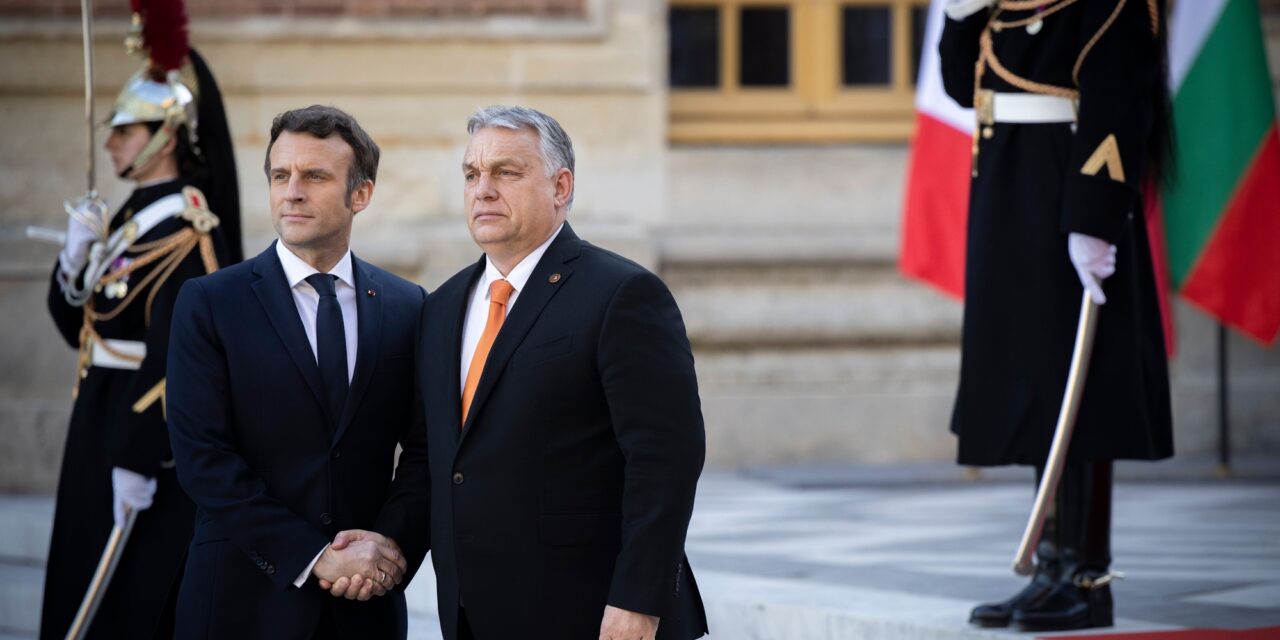 Macron: Orbán viselkedjen európai módon
