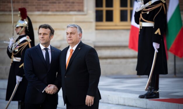 Macron: Orbán viselkedjen európai módon
