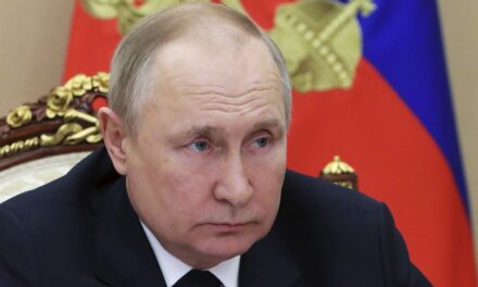Čanak: Putyinnak meg kell halnia