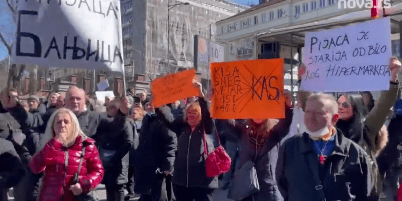 Piaci árusok tüntetnek Belgrádban az adómemóriás pénztárgép bevezetése ellen