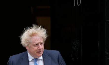 A britek többsége szerint Boris Johnsonnak le kellene mondania