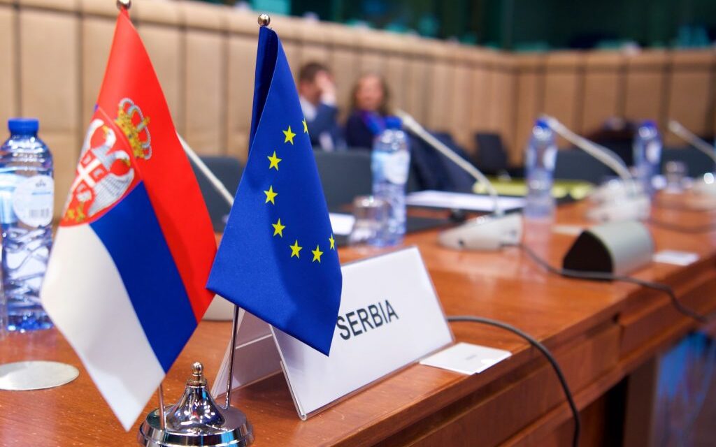 Mégsem szakítja meg az EU a csatlakozási tárgyalásokat Szerbiával