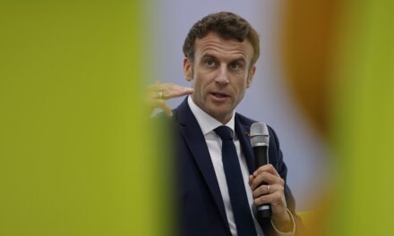 Macron védelmében a kihirdetett nyugdíjreform