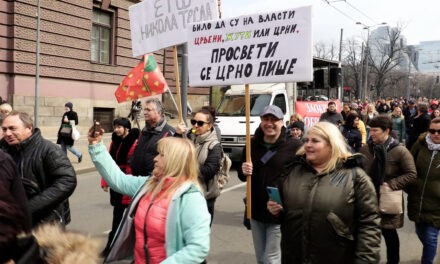 A tanügyi dolgozók nem elégedettek Vučić 10.000 dináros ígéretével